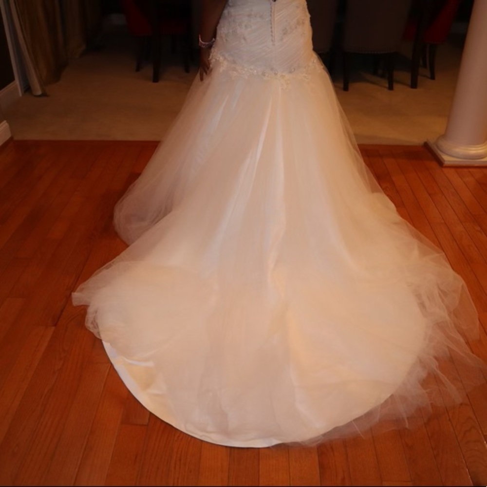 White Angelique mermaid style Wedding dress - Picture 7 of 7